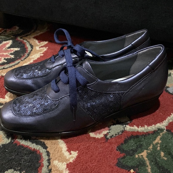 Woman’s blue leather shoes. Yoshinoya Made in Japan Size 7 US Woman’s